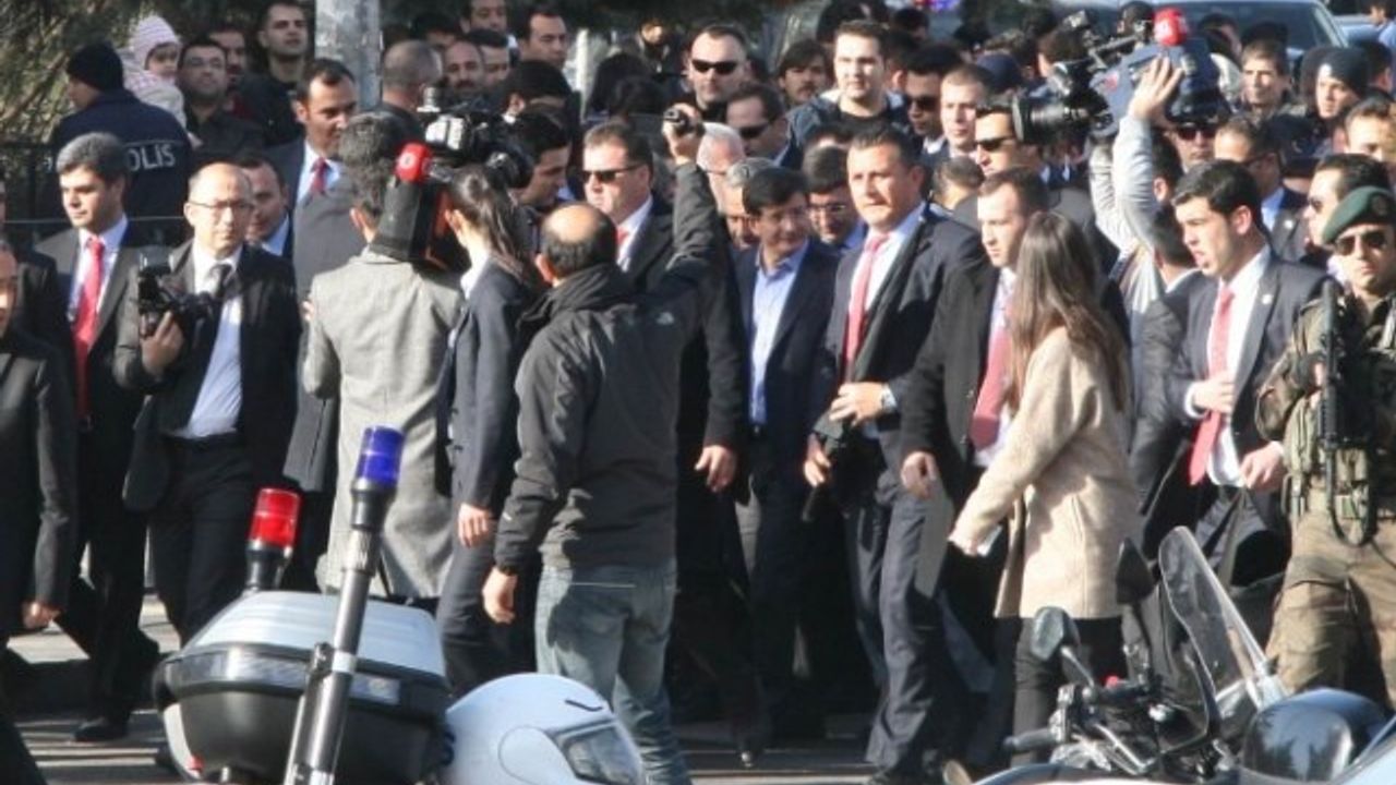 Başbakan Davutoğlu El öpüp Simit Dağıttı