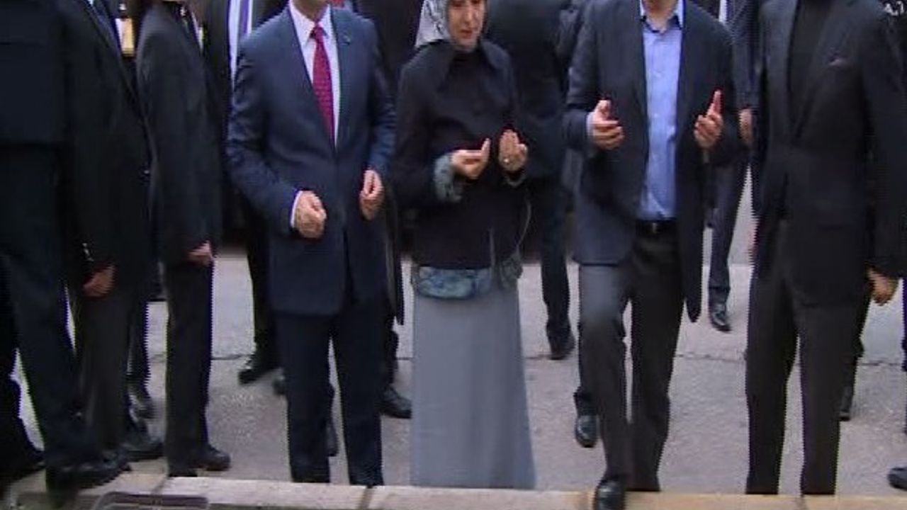 Davutoğlu Kana Bulanan Caddeyi Ziyaret Etti
