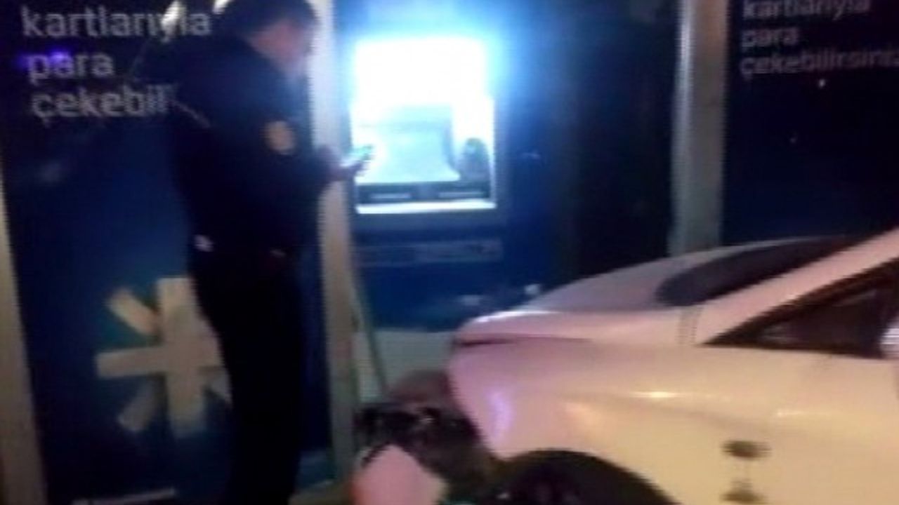 Ehliyetsiz sürücü banka ATM’sini yerinden söktü