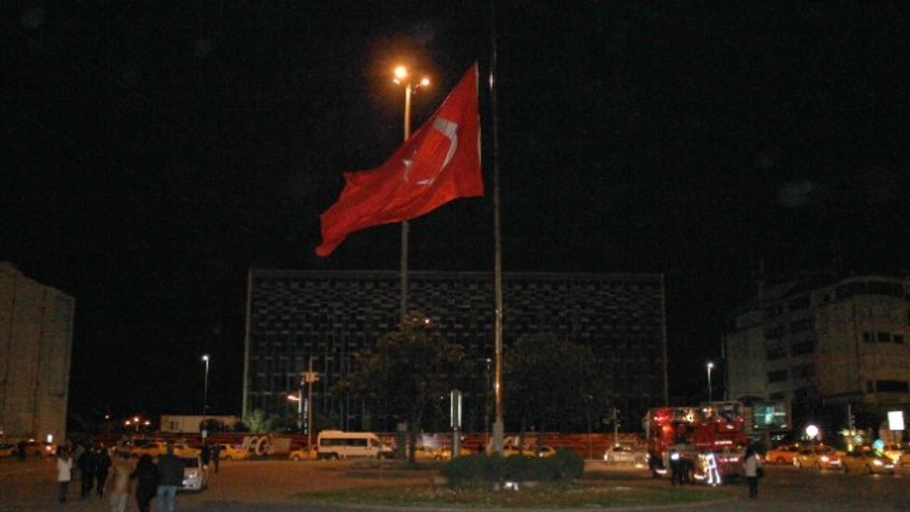 Taksim’deki Dev Bayrak Yarıya Indirildi