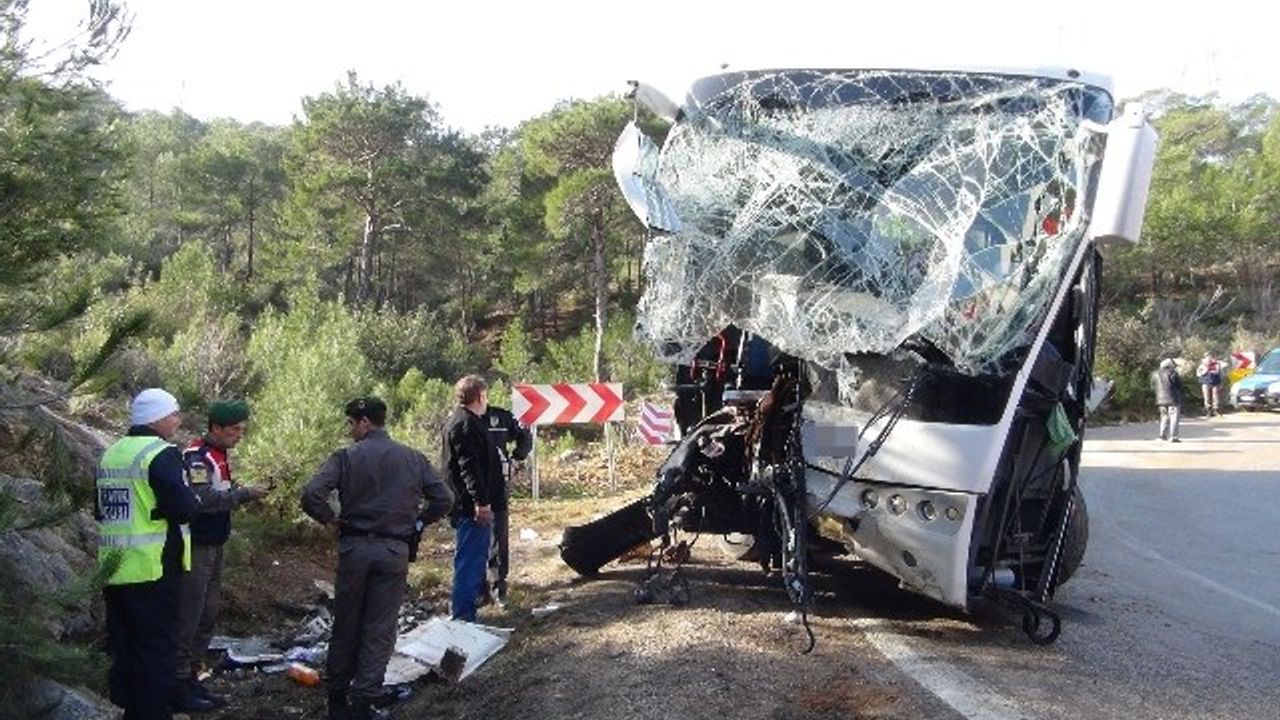 Yolcu Otobüsü Kaza Yaptı: 1 ölü, 14 Yaralı