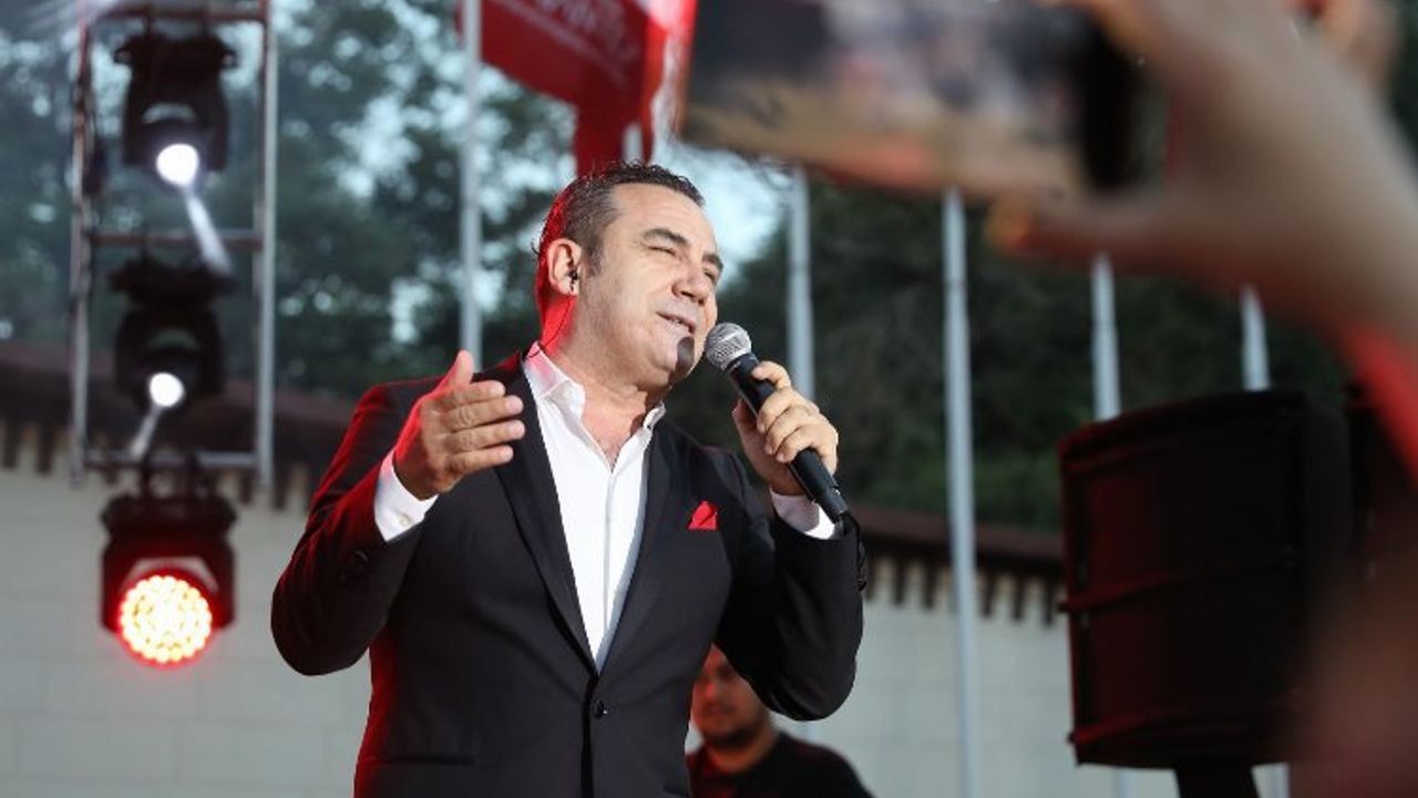Ferhat Göçer şarkılarıyla Gazianteplileri coşturdu