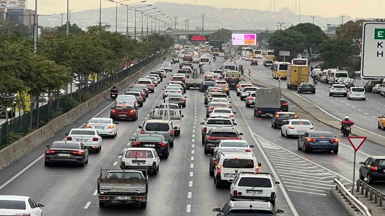 İstanbul trafik yoğunluğu son durum! Yağışla birlikte trafik kilitlendi