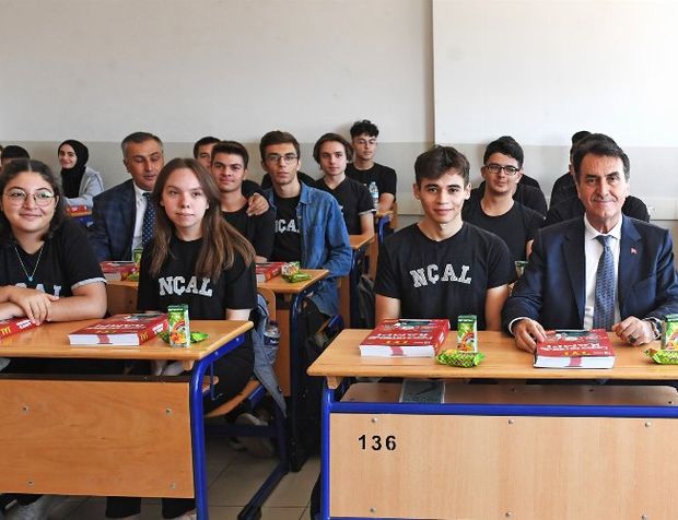 Bursa Osmangazi'de Başkan Dündar iki haftada 10 bin öğrenciyle buluştu