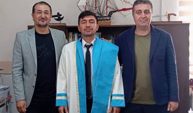 PİKOM'dan ilk doktora mezununa tebrik